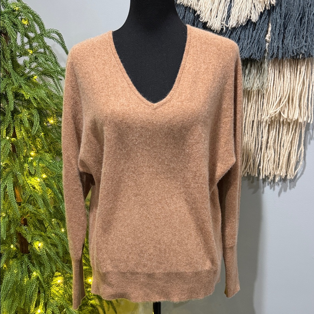 Magaschoni 100% Cashmere V-Neck Sweater Camel Tan Size M Luxury Knit